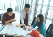 Quels sont les avantages d’opter pour une école des métiers du bois ? construction boss with business man engineer and architect is discussing on working table with building plan